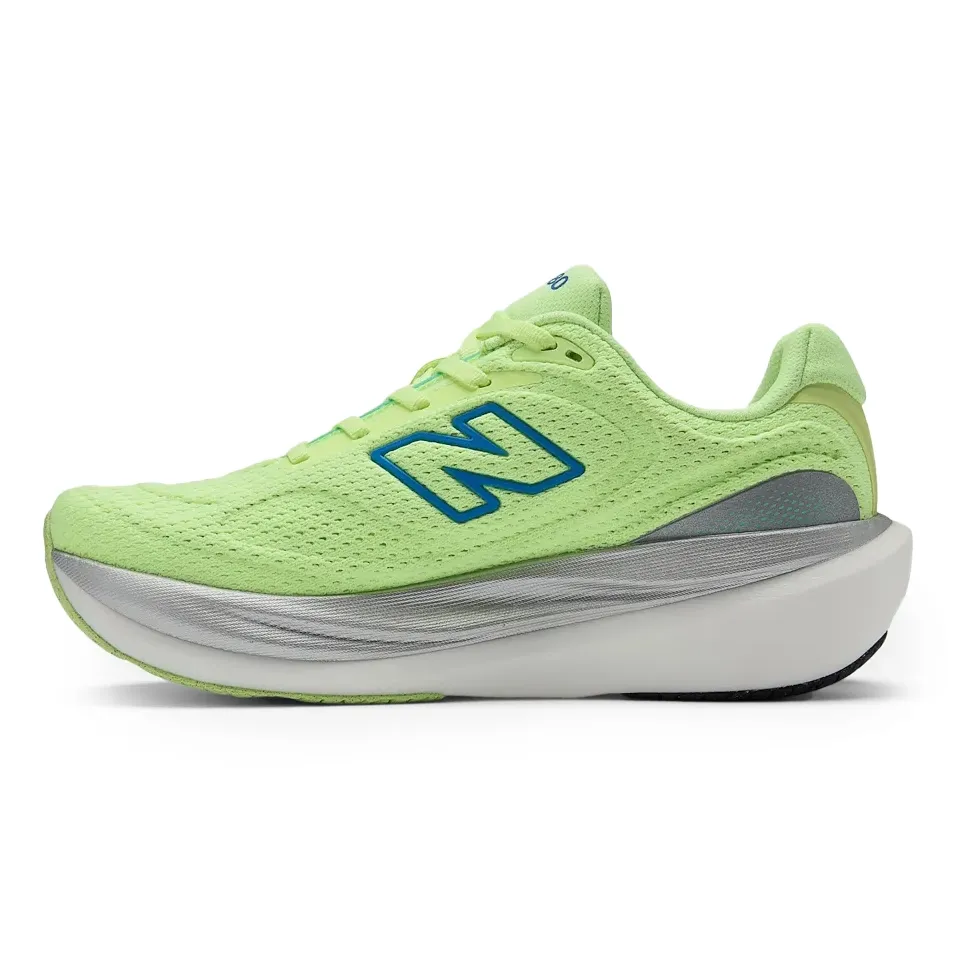 Tênis feminino New Balance 1080v15 verde claro, vista lateral esquerda com design moderno e solado antiderrapante